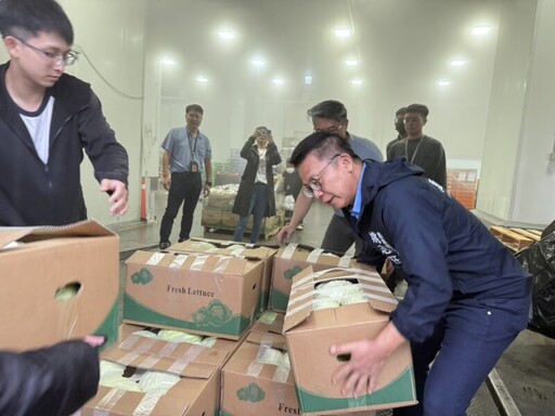 高市農業局調度物資 穿越風雨即刻送往山城