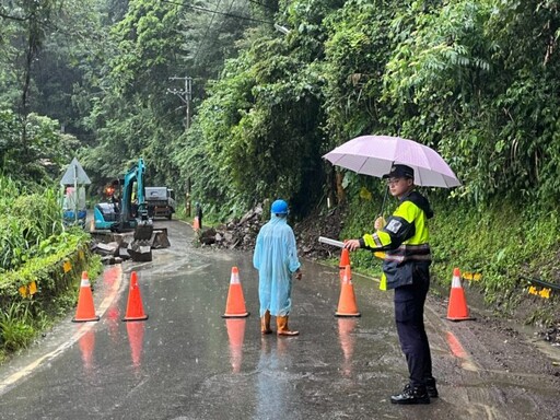 連日山區大雨大雪山林道邊坡土石坍方 東勢警現場警戒通報搶通道路