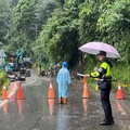 連日山區大雨大雪山林道邊坡土石坍方 東勢警現場警戒通報搶通道路