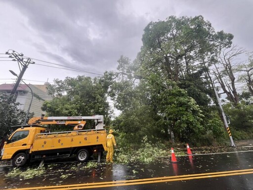 楊柳颱風肆虐 台電台南區處搶修團隊冒雨奮戰