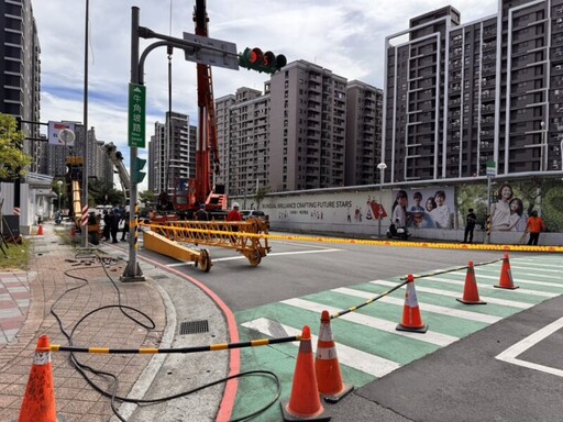 龜山區建築工地發生吊車吊臂翻覆事件 違反建築法勒令工地停工