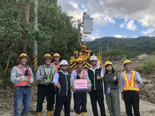 楊柳颱風致22根電桿倒斷 台電台東區處搶修夜未眠恢復山區供電