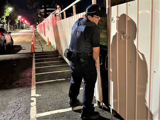 颱風來襲鐵門傾倒 北鎮警熱心排除路障