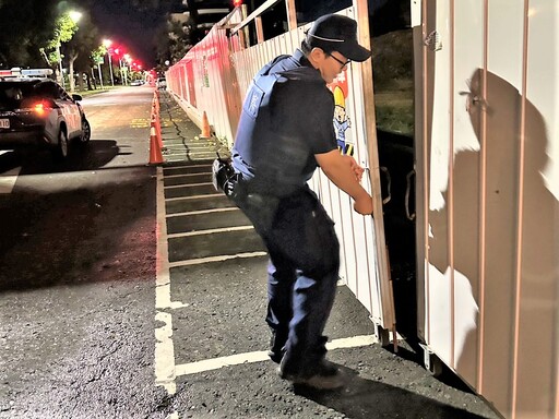 颱風來襲鐵門傾倒 北鎮警熱心排除路障