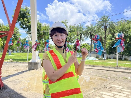 火焰蟲非營利幼兒園師生祈求好天時 為盤花公園親製晴天娃娃