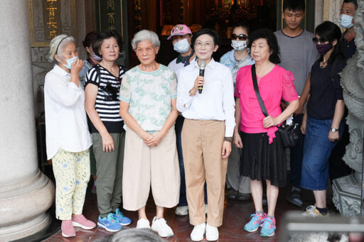 林岱樺偕母鳳山天公廟上香祈福 誓言清白正直 服務市民