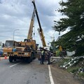 聯結車鋼材飛落 撞斷電桿 釀燕巢停電 台電全力搶修中！
