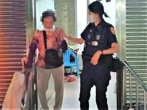 迷途神情迷茫 後湖警陪同老婦返家