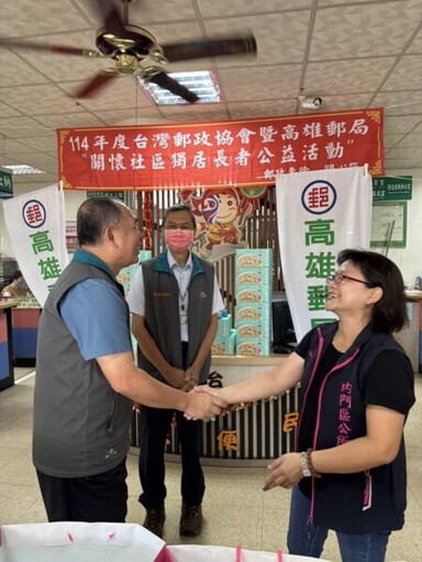 高雄郵局與台灣郵政協會前進內門地區關懷偏鄉長輩，用花語傳遞節前祝福
