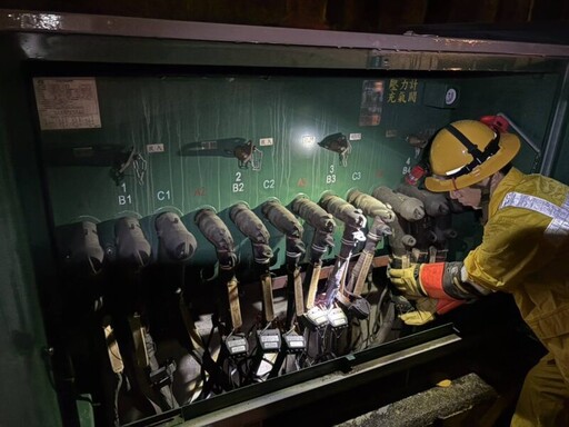 大雷雨造成建築鷹架倒壓供電線路 造成津區3227戶停電 台電立即搶修目前剩下77戶停電