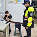 行走淹水路段路倒 後湖警助男子返家