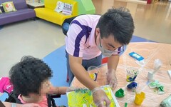 民生醫院聯合萬海慈善基金會 引導長輩與受虐兒少體驗流動畫創作玩顏料