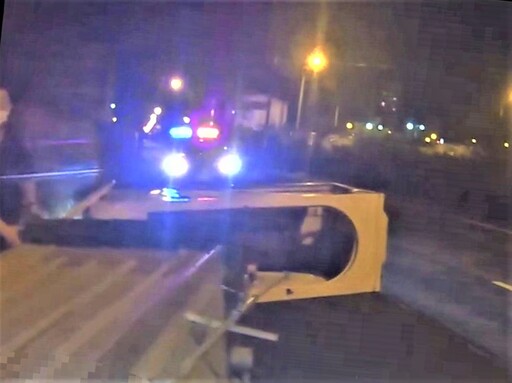 移動式廁所遭吹翻 八掌警即刻排除確保行車安全