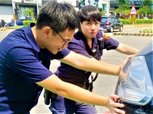 返家途中車拋錨 新南警救援助推車