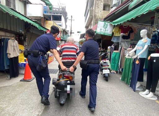 老翁購物突暈倒 頭家警挺身守護長者