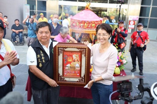 三神贊境南投 粉紅超跑首度停駕南投縣府