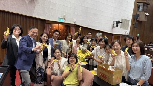「邱議瑩挺農民！中秋前夕送旗山香蕉到立院、呼籲支持高雄農產