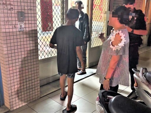 迷途蹲坐路旁 八掌警助老翁返家團圓