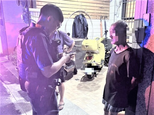 迷途蹲坐路旁 八掌警助老翁返家團圓