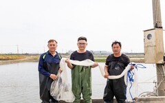 賴瑞隆發表「漁業高雄隊」貼近產業提出五大亮點未來 著青蛙裝體驗養殖漁業:讓靠海吃海成為高雄驕傲