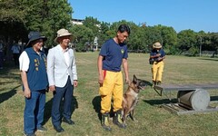 立委許智傑聯手東照山關帝廟 捐贈10萬元助高市消搜救犬添購狗糧
