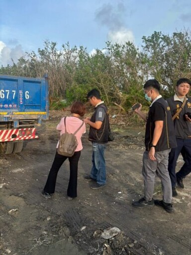 梓官區海岸非法棄置營建混合物 高市環保局依法裁處移送並扣留犯案車輛