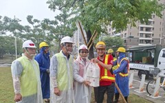 鳳凰颱風來襲 林欽榮副市長加強督導路樹安全 並慰勞工作人員辛勞