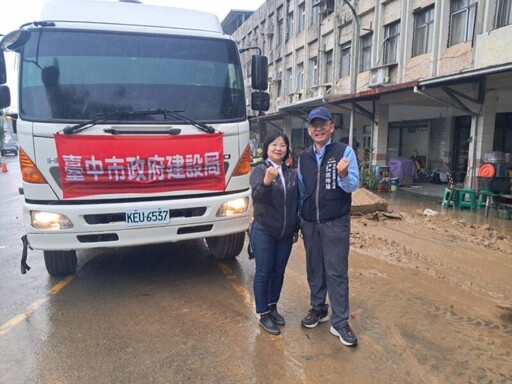 豪雨重創宜蘭蘇澳 蘇澳地方鄉親及議員感謝「台中隊」夜雨中持續搶修