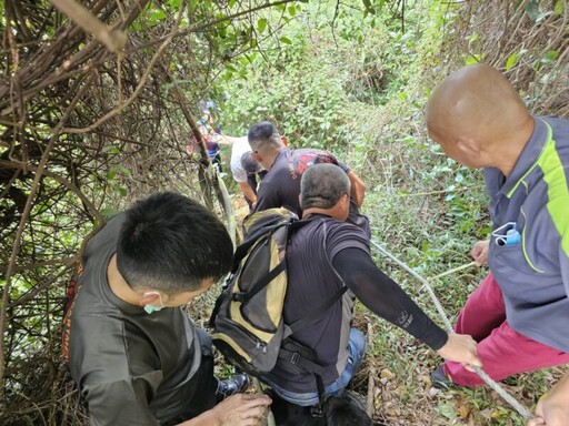 觀音山登山客身體不適 消防大社分隊籃式擔架人力接駁救援
