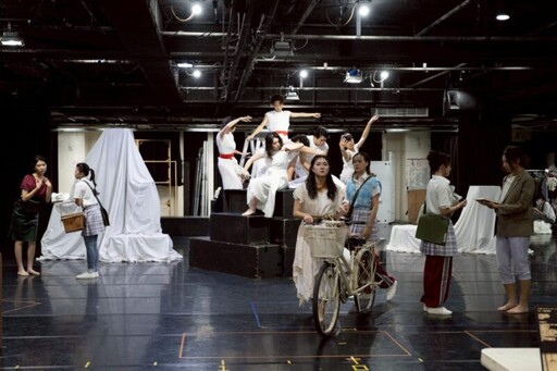 中山大學《蝶變纏身》首創綠色劇場實踐 永續思維回應生命倫理