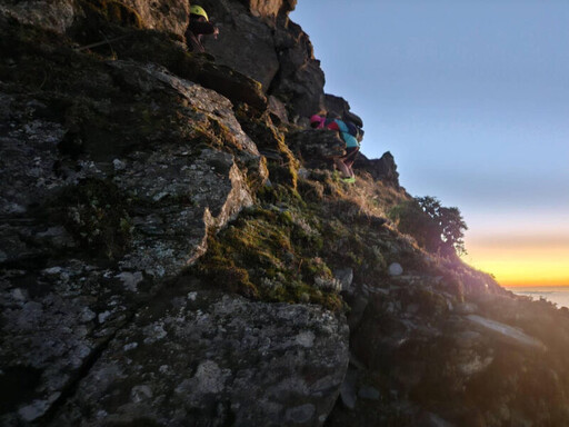 女山友誤闖岩壁受困 高雄消防第六大隊8小時成功救援