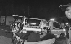 與男友吵架猛灌高粱醉癱超商 警即刻救援