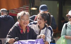 李明璇、陳冠安再度合體福德市場掃街 小雞打拚氣勢全面升溫