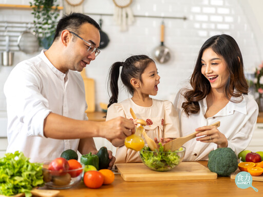 一起吃飯也是食育的一環！如何藉由家庭共餐拉近親子關係？