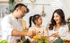 一起吃飯也是食育的一環！如何藉由家庭共餐拉近親子關係？