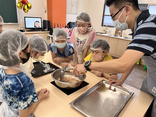 水試所推動食魚教育、編撰白蝦等8項漁產教材！走入基隆崁仔頂漁市帶民眾了解永續漁業與在地文化