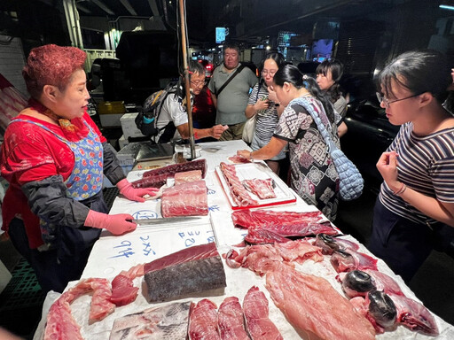 水試所推動食魚教育、編撰白蝦等8項漁產教材！走入基隆崁仔頂漁市帶民眾了解永續漁業與在地文化