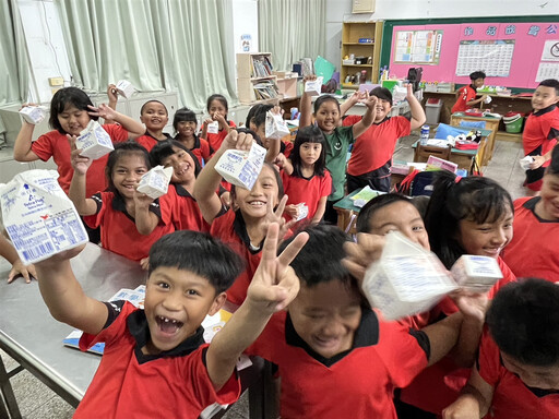 屏東續辦「班班喝鮮乳」再補助冷鏈保涼設備！幼兒園至高中逾6萬學子每週喝兩次