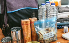 緊急避難包該放什麼？日本「滾動儲糧法」教你守住72小時生存關鍵