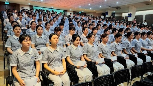 華醫護理系加冠傳光宣誓 薪傳南丁格爾精神