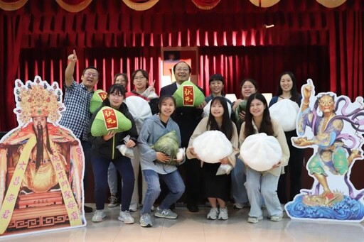 華醫為畢業生國考包中祈福 家長會校友會齊祝考生金榜題名