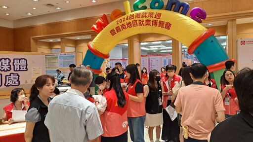 首日勞動部臺南就博會湧入大批民眾搶職缺