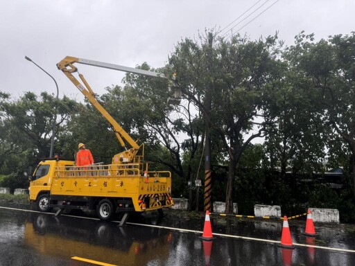 凱米颱狂掃臺南逾7.5萬戶停電 台電台南區處不畏風雨修復設備中