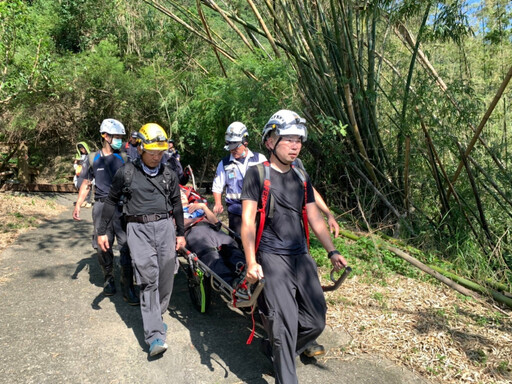 登山客挑戰旗靈縱走中暑 旗山消防隊出動獨輪式擔架即刻救援