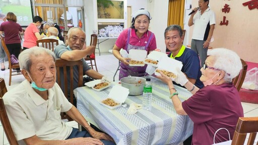 彰化榮家歡迎爸爸節與七夕 長輩讚不絕口古早味油飯