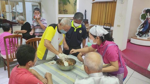 彰化榮家歡迎爸爸節與七夕 長輩讚不絕口古早味油飯