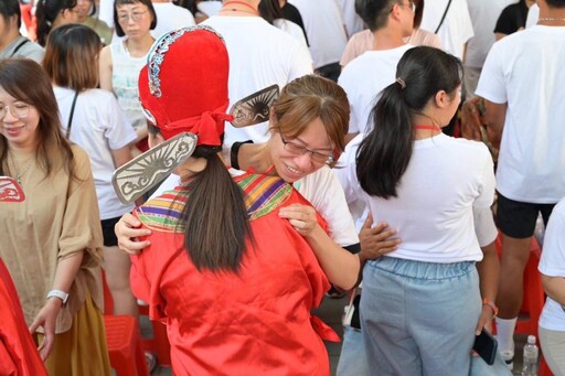 桃園景福宮七夕循古禮辦成年禮 200多位學生歡喜轉大人