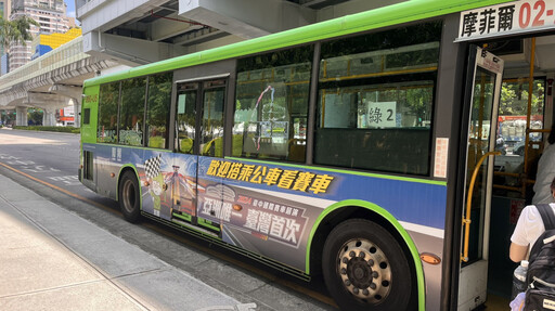 Red Bull Showrun Taichung在臺中 市府邀民眾搭彩繪列車看賽車ㄅ