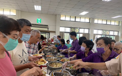 中彰榮家秋節會餐Buffet享佳餚 住民大讚新奇美味