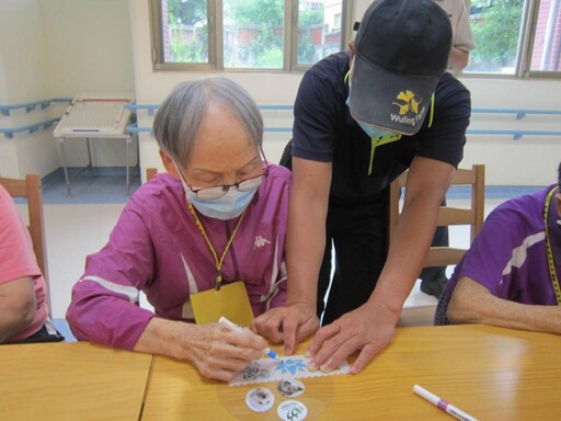 響應國家失智症月 彰化榮家導入動物輔助照護失智住民長輩